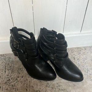 Forever size 9  3 straps shoes. Excellent condition.